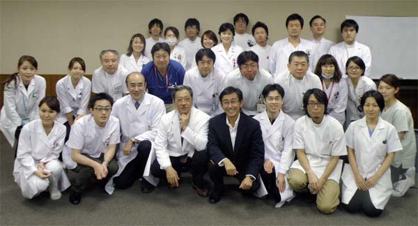 深川和己先生と医局員の記念撮影