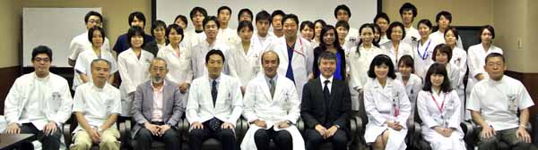 窪田良先生と医局員の記念撮影