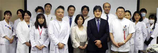 本田先生・木村先生と医局員の記念撮影