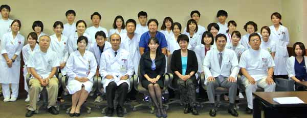 松村先生と医局員の記念撮影
