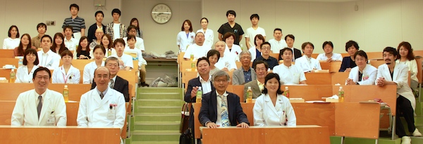 三宅先生と医局員の記念撮影