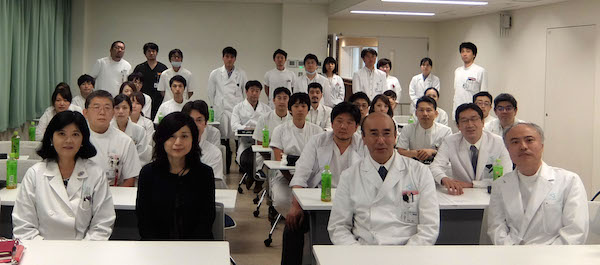 本庄先生と医局員の記念撮影