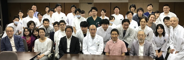 小林先生と講演出席者との記念撮影