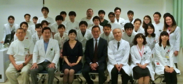 Chu先生と医局員との記念撮影