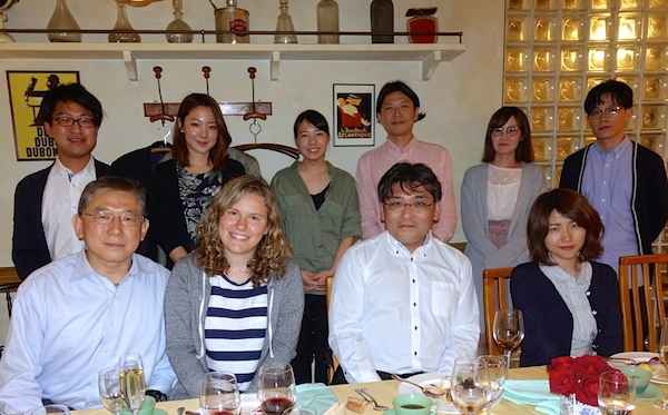 岡野先生と医局員との記念撮影