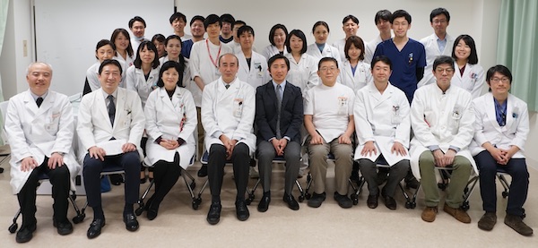内田先生と医局員との記念撮影