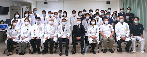 後関先生と医局員との記念撮影