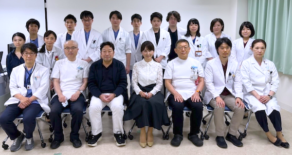 福岡先生と医局員との記念撮影