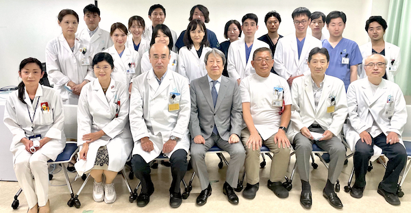 前田先生と医局員との記念撮影