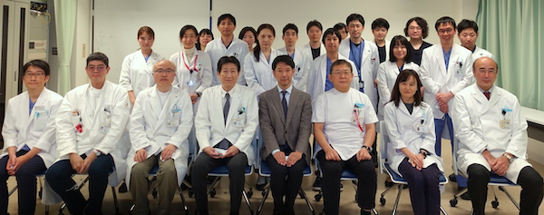山口先生と医局員との記念撮影