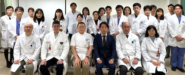 栗原先生と医局員との記念撮影