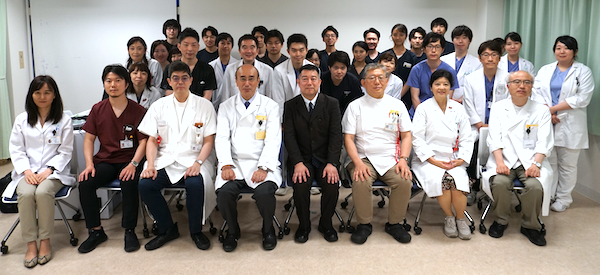杦本先生と医局員との記念撮影