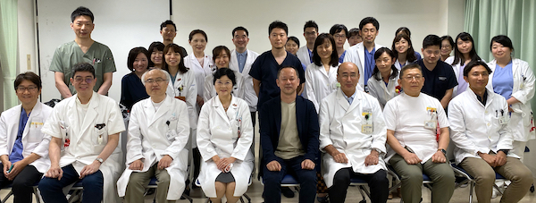 岡本先生と医局員との記念撮影