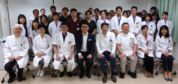 川崎先生と医局員との記念撮影