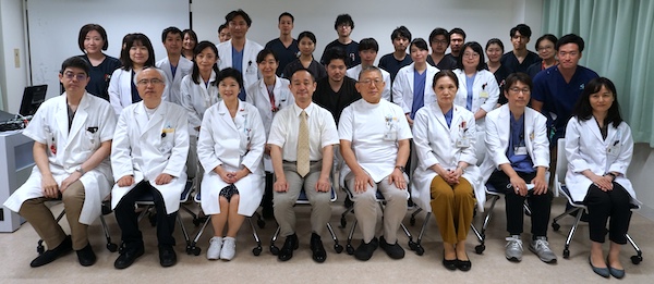 長岡先生と医局員との記念撮影