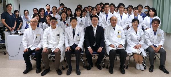 結城先生と医局員との記念撮影